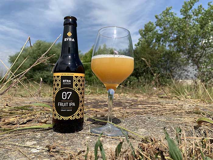 BÝRA presenta una nueva cerveza elaborada con puré de melocotón, en edición limitada