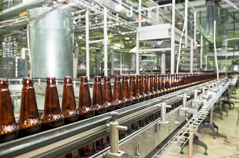 ¿Cómo influye el cambio de hora en los costes de producción de una fábrica de cerveza?